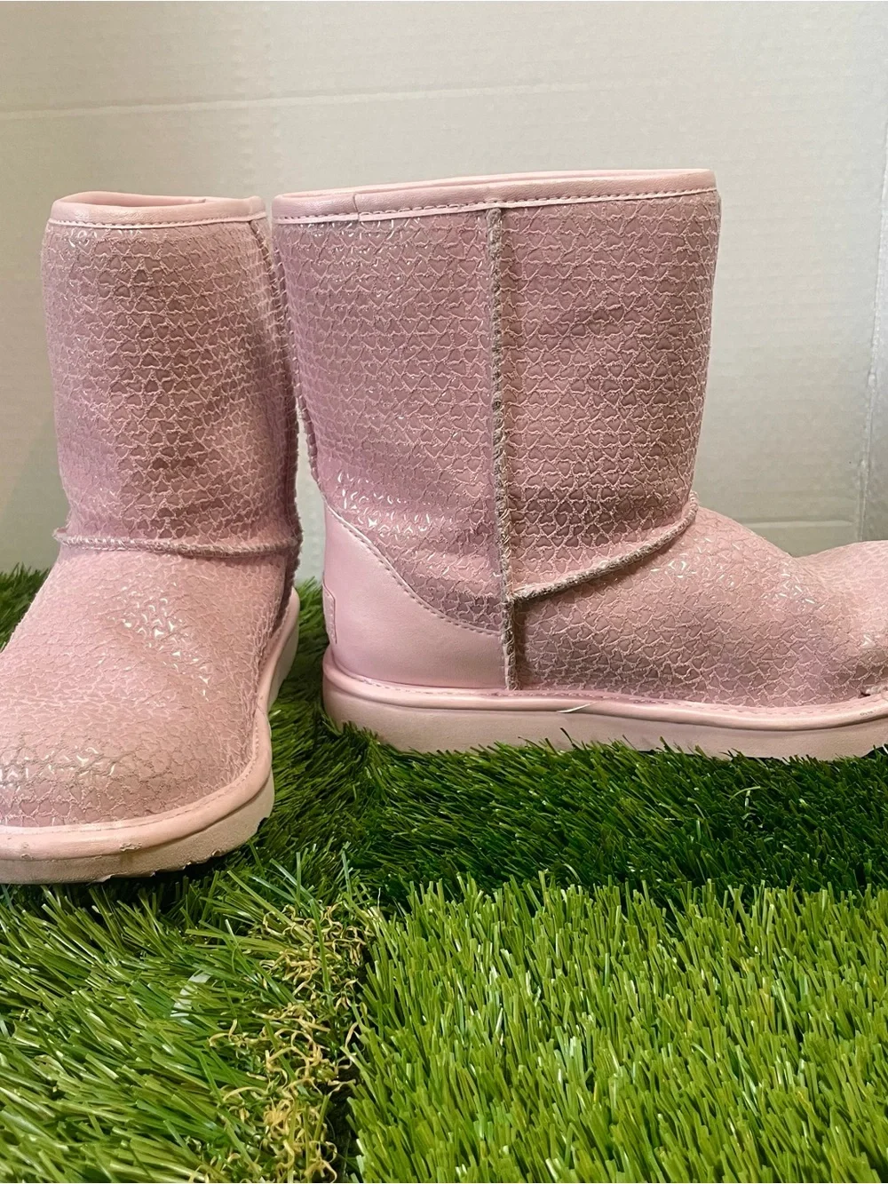 UGG Kids Classic II Gel Hearts Pink Boots Size 5 Girls 1143730K